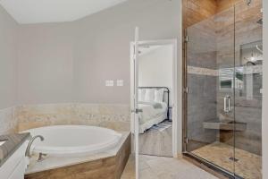 un ampio bagno con vasca e doccia di Waterfront One Of A Kind Lighthouse with Large Dock a Livingston Altre 27 foto