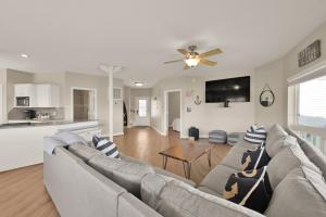 un soggiorno con divano e cucina di Waterfront One Of A Kind Lighthouse with Large Dock a Livingston