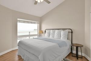 una camera da letto bianca con un letto e una finestra di Waterfront One Of A Kind Lighthouse with Large Dock a Livingston