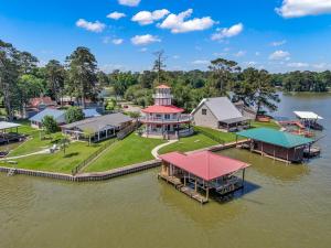 una vista aerea di una casa sull'acqua di Waterfront One Of A Kind Lighthouse with Large Dock a Livingston
