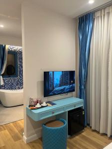 富国HUBMULTI HÒN THƠM free cable car的房间里有一张蓝色桌子和一个浴缸。