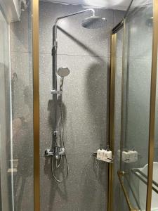 富国HUBMULTI HÒN THƠM free cable car的带玻璃门的浴室淋浴