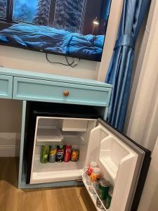 富国HUBMULTI HÒN THƠM free cable car的房间里有一个打开的抽屉，抽屉里有一张床。 更多63张照片