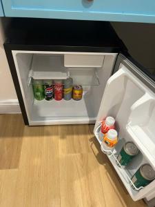 富国HUBMULTI HÒN THƠM free cable car的装满饮料和调味品的开放式冰箱