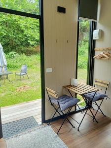 Κήπος έξω από το Persimmon paddock by Tiny Away