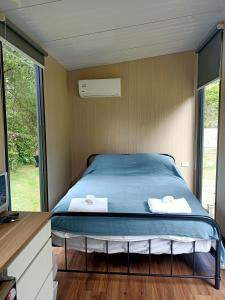 Ένα ή περισσότερα κρεβάτια σε δωμάτιο στο Persimmon paddock by Tiny Away