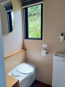 Ένα μπάνιο στο Persimmon paddock by Tiny Away +1 φωτογραφίες