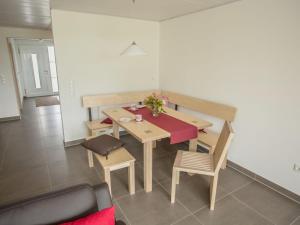 Stadelwohung Comfortable holiday residence في Argenbühl: طاولة طعام وكراسي في الغرفة +15 صورة