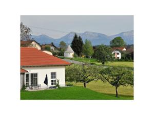 Stadelwohung Comfortable holiday residence في Argenbühl: بيت ابيض بسقف احمر على ارض خضراء