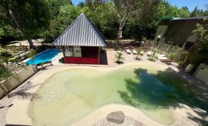 an overhead view of a large swimming pool at Cabaña La Yuli in Santa Teresita