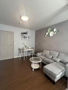 Posezení v ubytování Dcreek 79 Modern chic condo near patong