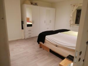 Ένα ή περισσότερα κρεβάτια σε δωμάτιο στο House with sea view, boathouse, garage and boat