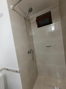 una ducha con puerta de cristal en un baño en Cabaña La Sonrisa, en Maldonado