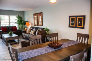 una sala de estar con una mesa y un sofá en BEACHVIEW 110 condo, en South Padre Island