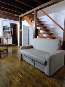 Una sala de estar con un sofá y una escalera. en Cabaña La Sonrisa, en Maldonado 13 fotos más