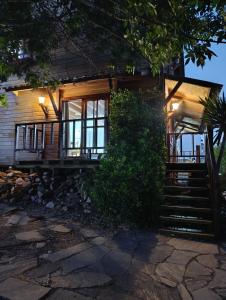 Una casa con una escalera que conduce a ella. en Cabaña La Sonrisa, en Maldonado