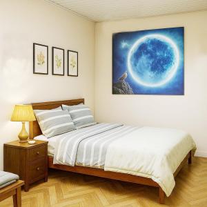 Nam Mỹ Vân Homestay - ĐH Công nghiệp Thái Nguyên في Thái Nguyên: غرفة نوم بها سرير ولوحة على الحائط +4 صور