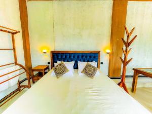 Giường trong phòng chung tại Blowhole Unawatuna +97 ảnh