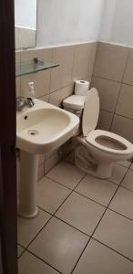 un baño con inodoro y lavabo en Casablanca, en San Salvador