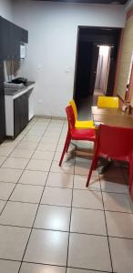 cocina con mesa y sillas amarillas y rojas en Casablanca, en San Salvador