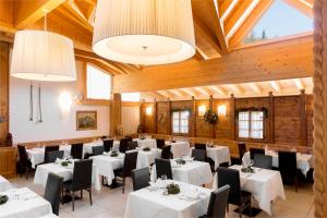 Reštaurácia alebo iné gastronomické zariadenie v ubytovaní Hotel Orso Grigio