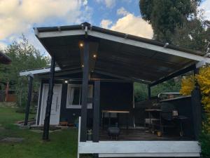 Το κτήριο όπου στεγάζεται  η παραθεριστική κατοικία