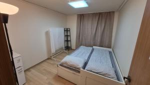 En eller flere senge i et værelse på Nick's home