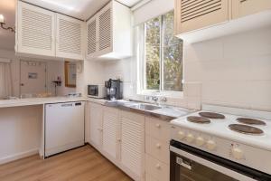 Køkken eller tekøkken på Blueys Beach Villa Manyana 11