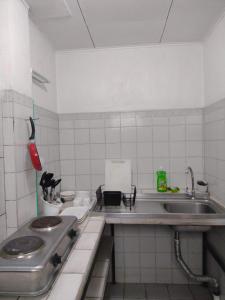 een kleine keuken met een spoelbak en een fornuis bij Casa #4 Studios in San Pedro