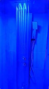 y baño con ducha con iluminación azul. en "Terrasse de la Mer 8" Résidence"Sol y Mar" AC-Wifi-BBQ-Piscine-Pkg, en Begur