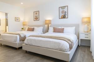 twee bedden in een slaapkamer met witte muren bij Modern 5-bedroom House FREE parking in Los Angeles