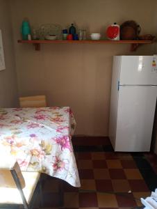 Centro de rio في ريو سيبالوس: مطبخ مع ثلاجة بيضاء وطاولة