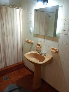 Centro de rio في ريو سيبالوس: حمام مع حوض و مرآة و دش