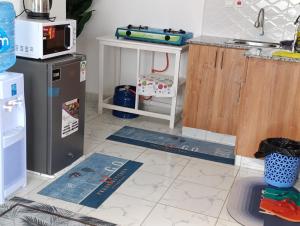 Naivera Membley star heights في Ruiru: مطبخ مع حوض وطاولة عمل +8 صور