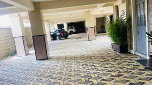 Naivera Membley star heights في Ruiru: ممر مبنى به أبواب وسيارة