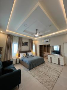 a large bedroom with a bed and a couch at Maison Aria in Madina