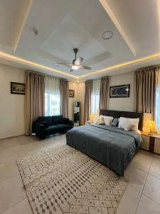 a large bedroom with a bed and a couch at Maison Aria in Madina