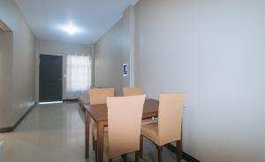 Posezení v ubytování RedDoorz at Aurea Apartelle