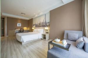 Giường trong phòng chung tại Atour Hotel Shanghai Xinzhuang