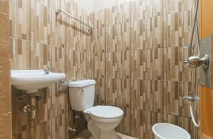 Koupelna v ubytování RedDoorz at Aurea Apartelle