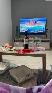 El Morto de BarcelonaにあるApartamento acogedor en lecheríaのリビングルーム(ワイン1本、グラス付)