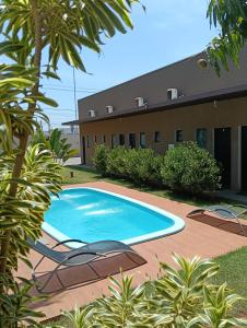 una piscina di fronte a un edificio di Apto 06 - Canarinhos a Três Lagoas