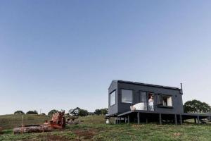 Το κτήριο όπου στεγάζεται  η παραθεριστική κατοικία