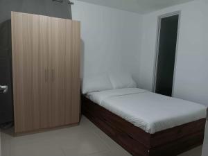 Ένα ή περισσότερα κρεβάτια σε δωμάτιο στο Californian-inspired condo with rooftop swimming pool