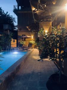 una casa con piscina por la noche en Edward's airport guest, en Negombo
