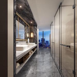 een badkamer met 2 wastafels en uitzicht op de stad bij Hilton Shaoxing Hotel And Residences in Shaoxing