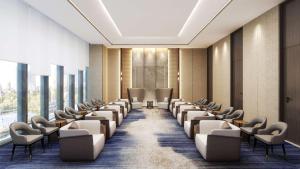 een afbeelding van een wachtkamer met stoelen en ramen bij Hilton Shaoxing Hotel And Residences in Shaoxing +21 foto's