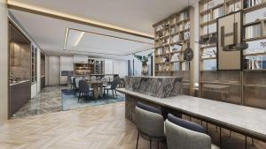 een keuken en eetkamer met een bar en stoelen bij Hilton Shaoxing Hotel And Residences in Shaoxing