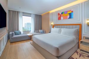 Giường trong phòng chung tại Hilton Garden Inn Bengaluru Whitefield