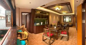 Un comedor con mesa y sillas en Lijiang Wangfu Hotel, en Lijiang
